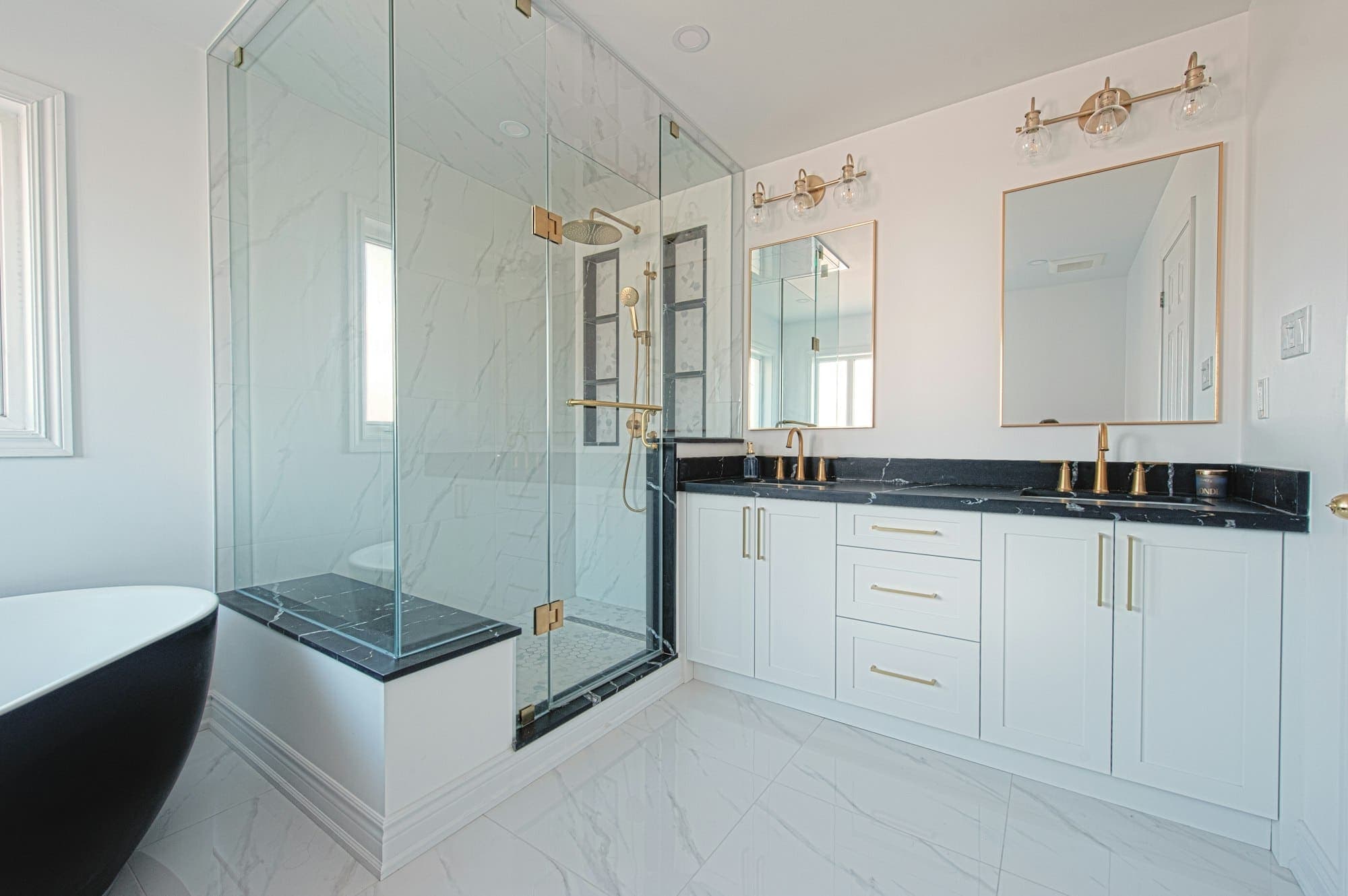 Helles, neues Badezimmer mit freistehender Wanne