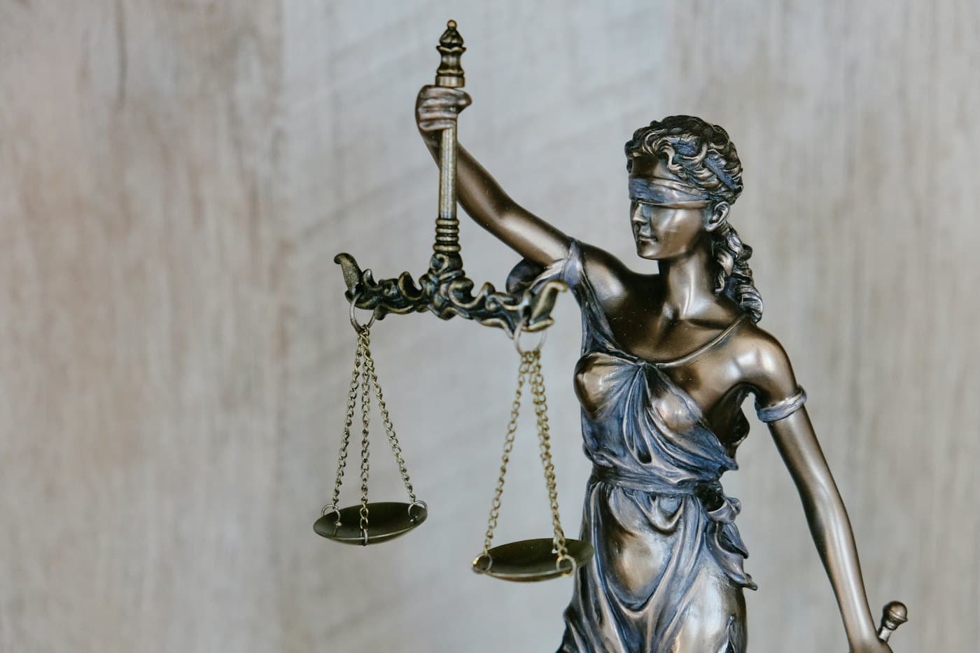 Justitia-Statue mit Waage