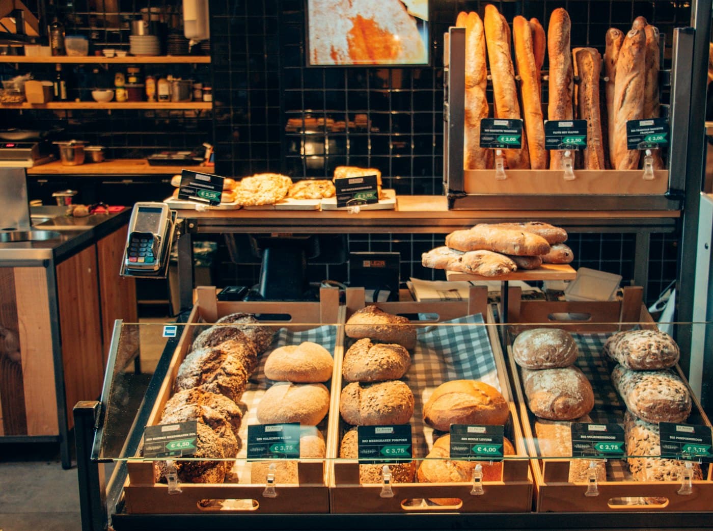 Theke mit Broten und Brötchen